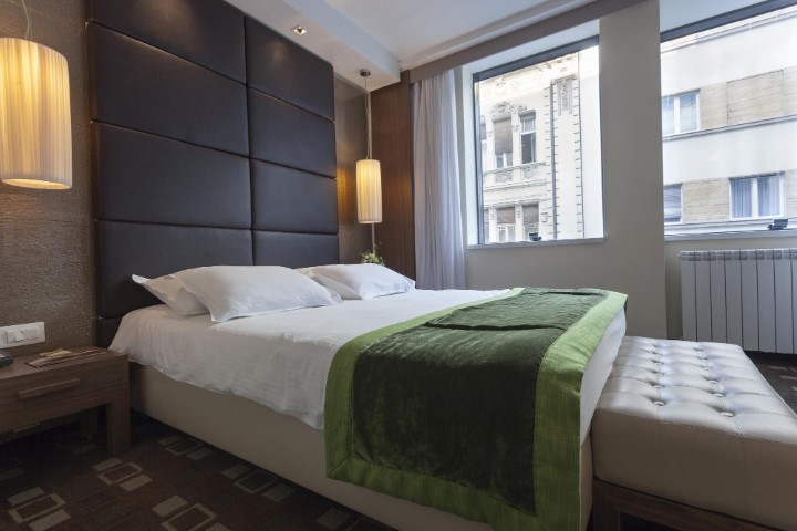 lozko kontynentalne sypialnia styl hotelowy